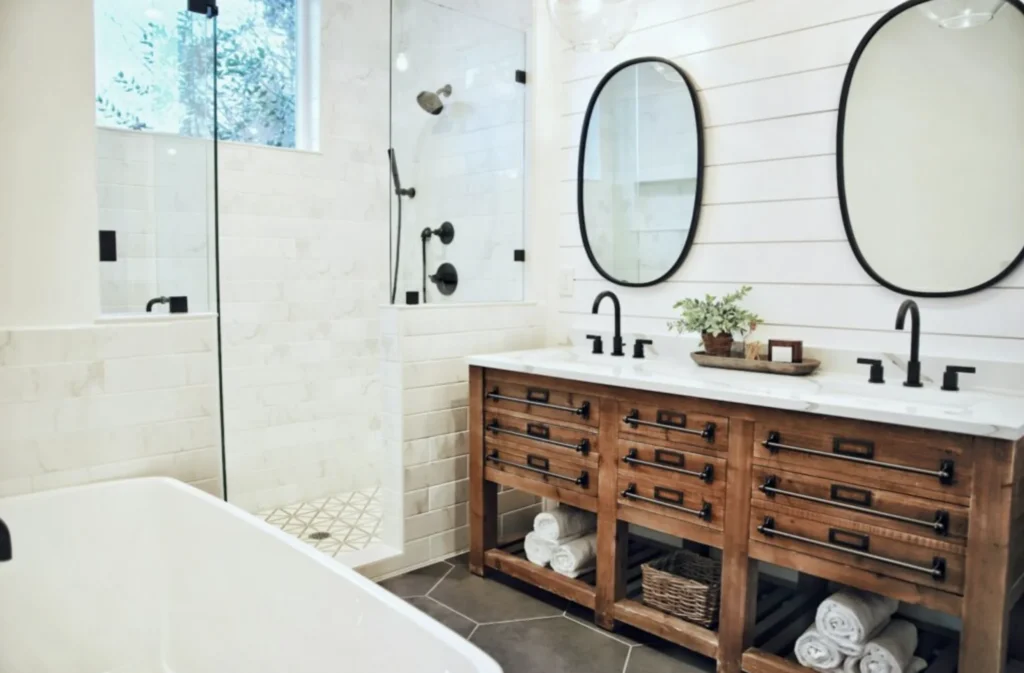 Lichte badkamer met houten wastafelmeubel, ronde spiegel en douche